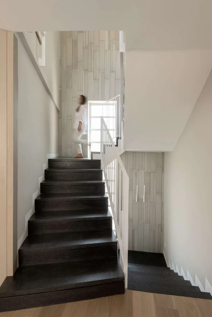 LINEAR WILD COLOR 010, staircase